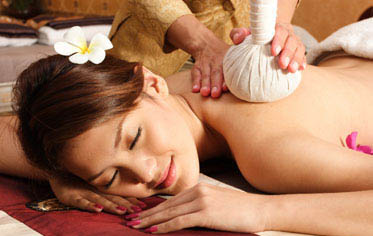 Montreal: Kerala massage with heated compress filled with herbs and spices